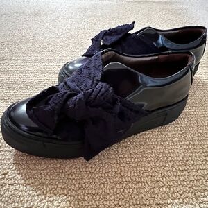 Black Women's Shoes with Bow Detail